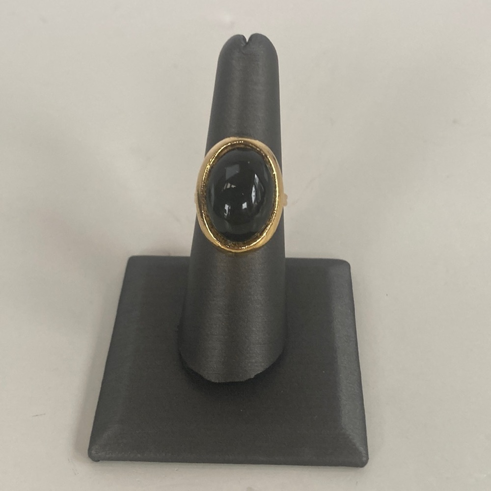 Z61- Costume jewelry- Mood ring with a gold color band.